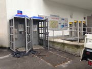 Vor der Post Brühltor: Die Telefone sind schon verschwunden und jetzt werden auch noch die Kabinen abgebrochen. (Bild: Reto Voneschen - 13. März 2019)