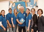 Der neue Vorstand ehrt sein Ehrenmitglied: Karin Rom, Herdern; Mathias Hebeisen, Weiningen; Charlotte Ruoss, Frauenfeld, Ruedi Obrecht (bisher Präsident), Oberstammheim, Sereina Fankhauser, Engwang; Sabine Rütimann, Frauenfeld, und Petra Engeler, Pfyn. (Bild: Margrith Pfister-Kübler)