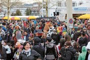 Grosser Andrang am Aschermittwoch im Narrendorf vor der Chälblihalle. (Bild: PD)