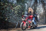 Isabella Müller auf ihrem Motorrad. (Bilder: Andrea Stalder)
