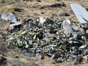 Nach dem Absturz einer Boeing 737 Max 8 der Ethiopian Airlines haben nach zahlreichen anderen Ländern nun auch die USA ein Flugverbot für den betroffenen Flugzeugtyp erlassen. Beim Absturz vom vergangenen Sonntag waren 149 Passagiere und acht Besatzungsmitglieder ums Leben gekommen. EPA/STR (Bild: KEYSTONE/EPA/STR)