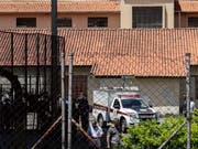Zwei vermummte Jugendliche haben eine Schule in der Nähe von Sao Paulo gestürmt. Zehn Menschen wurden getötet, darunter die Angreifer. EPA/SEBASTIAO MOREIRA (Bild: KEYSTONE/EPA/SEBASTIAO MOREIRA)