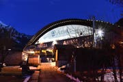 Die 1959 erbaute Valascia: Hier feiert man nicht nur die grandiosen Techniker, sondern jubelt auch den Kämpfern zu. (Bild: Michela Locatelli/Freshfocus, Ambri, 12. März 2019)