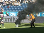 In den ersten sieben Minuten des Spiels zwischen dem FC Luzern und dem FC St. Gallen im Februar 2016 warf der Ostschweizer Fan vier Pyrogegenstände auf das Spielfeld. (Bild: Keystone/URS FLUEELER)