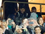 Gegen Manchester United konnte der verletzte Neymar nur zuschauen, fluchen und unanständig zwitschern (Bild: KEYSTONE/EPA/YOAN VALAT)