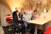 Der Vorstand des Verkehrs- und Kulturvereins Lichtensteig mit Stefan Schmid, Bernadette Krucker und Michi Ehrbar (stehend, von links) sowie Germaine Bannwart, Silvio Storchenegger und Renate Schlegel (sitzend von links) stösst auf ein gutes Vereinsjahr an. (Bild: Martin Knoepfel)
