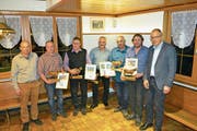 Ehrung der Viehzüchter für die Kühe, welche die Lebensleistung von 100000 Kilo Milch erreicht haben, mit Verbandspräsident Walter Windlin (links) und Lukas Casanova, Direktor Braunvieh Schweiz (rechts). (Bild: Paul Küchler, Engelberg, 12. März 2019)