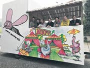 Das Team der Narrengesellschaft Muggäfurz (mufu) posiert mit Obernärrin Marlen Weidmann (3. von rechts) im eigenen Fasnachtswagen. (Bild: PD)