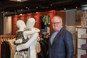 Erich Weber im neu konzipierten Verkaufsraum am Hauptsitz von Mode Weber an der St.-Leonhard-Strasse. (Bild: Hanspeter Schiess (12. März 2019))