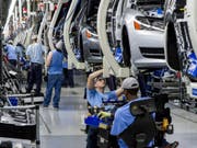 VW verschärft sein Sparprogramm und baut bis zu 7000 Arbeitsplärte ab. (Bild: KEYSTONE/AP/ERIK SCHELZIG)