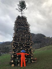 Der Azmooser Böögg muss noch bis morgen auf das Anzünden seines Scheiterhaufens warten. (Bild: PD)