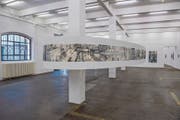Das Panoramabild besteht aus 46 Einzelblättern und wurde schwarz-weiss in Öl auf Papier gemalt. (Bild: Urs Bucher)