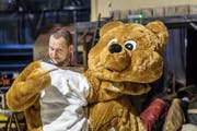 Die Schauspieler besetzen Doppelrollen – so ist Teddy der Bär auch Dschinn. (Bild: Michel Canonica)