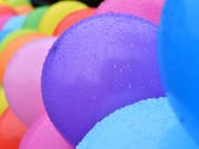 Bunte Luftballons mit Regentropfen - laut Forschern sind Ballons oder Ballonteile der tödlichste Müll im Meer. (Bild: Keystone/DPA dpa-Zentralbild/Z1020/_MARTIN SCHUTT)