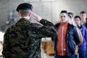 Das Gewerbe ärgert sich darüber, dass Lehrlinge teils schon vor Ende des Lehrvertrags in die Rekrutenschule einrücken müssen. (Bild: Donato Caspari)