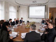 Die Bundesräte Ignazio Cassis (Dritter von Links) und Guy Parmelin (Zweiter von links) trafen sich am Mittwoch zu Konsultationen mit den Gewerkschaften, dem Arbeitgeberverband und dem Gewerbeverband. (Bild: KEYSTONE/ANTHONY ANEX)