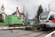 Karl Hutter und sein Team räumen das bewachsene Land beim Rorschacher Stadtbahnhof für die Arbeiten zur Doppelspur. (Bild: Jolanda Riedener)