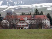 Das ehemalige kantonale Jugendheim in Prêles auf einer Aufnahme von 2012. (Bild: KEYSTONE/PETER KLAUNZER)
