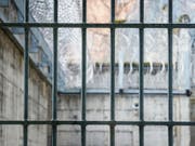 Der Nationalrat will Ausschaffungshaft für minderjährige Migrantinnen und Migranten nicht verbieten. Er hat einen Vorstoss aus den Reihen der Grünen abgelehnt. (Bild: KEYSTONE/VALENTIN FLAURAUD)