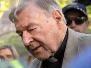 Der des Kindesmissbrauchs für schuldig gesprochene australische Kurienkardinal George Pell ist am Mittwoch zu sechs Jahren Haft verurteilt worden. (Bild: KEYSTONE/AP/ANDY BROWNBILL)