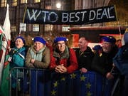 Vor dem Parlament demonstrierten Befürworter des Brexits sowie Anhänger eines EU-Verbleibs Grossbritanniens. EPA/ANDY RAIN (Bild: KEYSTONE/EPA/ANDY RAIN)
