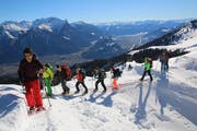 Mit den Schneeschuhen in der Natur sind die Jugendlichen mit niedrigerem Tempo unterwegs als sonst im Leben. (Bild: PD)