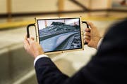 Rhesi-Visualisierung auf dem Tablet in Händen eines Besuchers. (Bild: Canonica)