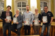 Im Bürgersaal des Bischofszeller Rathauses: Stadtrat Jorim Schäfer, die neuen Marktteilnehmer Daniela Kaufmann sowie Felix und Magdalena Engeli und Marktchef Franco Capelli. (Bild: Georg Stelzner)