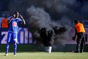 Während des Meisterschaftsspiels im Februar 2016 zwischen dem FC Luzern und dem FC St.Gallen warf der angeklagte Ostschweizer insgesamt vier Pyro-Gegenstände auf das Spielfeld. (Bild: Philipp Schmidli)