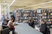 Blick in die Bibliothek in der St.Galler Hauptpost. (Bild: Urs Bucher - 15. April 2015)