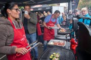 Die Vorausscheidungen für die Schweizer Einzel-Grillmeisterschaft sind immer auch ein Plauschanlass. Am 13. und 14. April findet eine solche Vorausscheidung auch an der Offa in St.Gallen statt. (Bild: PD)