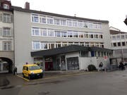 Die Rückseite der Post Brühltor heute. Oben im Haus sind Büros der Sozialen Dienste der Stadt St.Gallen untergebracht. (Bild: Reto Voneschen - 13. März 2019)