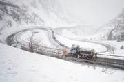 Schneeräumungsarbeiten am Montag auf der Schöllenenstrasse zwischen Göschenen und Andermatt. (Bild: Urs Flüeler/Keystone (Göschenen, 11. März 2019))