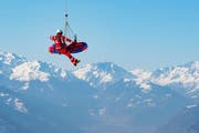 Das schöne Wetter ist ein Grund für mehr Notfälle in den Bergen. Auf dem Bild transportiert ein Rega-Helikopter einen Verletzten ab. (Bild: Jean-Christophe Bott / Keystone)