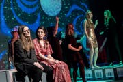 Die Theatercompagnie der Kanti Willisau bei der ersten Aufführung ihres Stückes «Du bist am Zug!».Bild: Pius Amrein (13. März 2019)