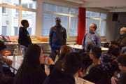 Während Stefan Wunderli (rechts) Fragen stellt, erzählt Muhidin (Mitte) über sein Leben in Mogadischu. Ein Schüler übersetzt. Bild: Nicola Ryser