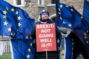 Eine Britin demonstriert vor dem Parlament gegen den Brexit. (Bild: Jack Taylor/Getty, London, 13. März 2019)