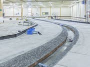 In dieser Halle in Dornbirn (Vorarlberg) lässt die Internationale Rheinregulierung zwei Abschnitte des Rheins im Massstab 1:50 aufbauen. Am Modell wird das geplante Hochwasserschutz-Projekt «Rhesi» überprüft. (Bild: Keystone/Florian Hinkelammer-Zens)