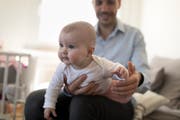 Aktuell steht Vätern nach der Geburt ihres Kindes nur ein freier Tag zu. (Bild: Gaetan Bally/Keystone)