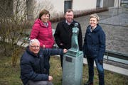 Projektleiter Kurt Fischer, Gemeindepräsidentin Käthy Ruckli, Künstler Fritz Widmer und Vereinspräsidentin Ursula Berset (von links) vor der Skulptur, die dem Buch «Olympe de Gouges» von Olivier Blanc gewidmet ist. (Bild: Dominik Wunderli, Buchrain, 14. März 2019)