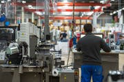 Blick in die Produktion des Kabelherstellers Komax in Dierikon. Bild: Dominik Wunderli (14. März 2019)