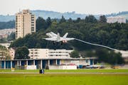 Ein F/A-18 Hornet Kampfjet der Schweizer Luftwaffe startet vom Militärflugplatz Emmen. (Bild: Philipp Schmidli, Emmen, 8. August 2017)