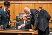 Bundesrat Alain Berset begrüsst Nationalrat Christian Lohr, der in der Debatte um die Invalidenversicherung als Kommissionssprecher amtiert. (Bild: Keystone/Alessandro della Valle)
