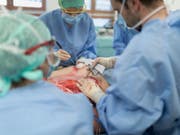 Spitalärztinnen und -ärzte sollen nach dem Willen des Nationalrats künftig ihren Lohn transparent ausweisen müssen. (Bild: KEYSTONE/GAETAN BALLY)