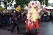 Ein Sündenbock auch er: Frankreichs Präsident Macron, von Demonstranten als Puppe verbrannt. (Bild: Julien Matta/AFP (Paris, 22. Mai 2018))