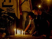 In Sao Paolo haben in der Nacht auf Donnerstag zahlreiche Menschen den Todesopfern eines Amoklaufes in einer Schule gedacht. (Bild: KEYSTONE/EPA/SEBASTIAO MOREIRA)