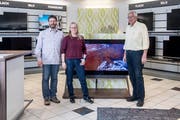 Fernsehapparate sind ihre Welt: Christoph, Hans und Cäcilia Wiese im Laden. (Bild: Nadia Schärli, Sarnen, 14. März 2019)