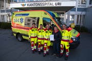 Thomas Brunner vom IVR (zweiter von rechts) übergibt das Anerkennungszertifikat an Stefan Lötscher, Ärztlicher Leiter (von links), Adrian Achermann, Rettungssanitäter, Ivan Planzer, Verantwortlicher Qualitätsmanagement und Daniel Häfliger, Leiter Rettungsdienst. (Bild: PD)
