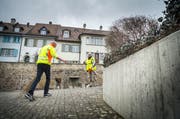 Arbeitsagoge Heinz Fischer instruiert den GiB-Teilnehmer Daniel Diaz. (Bild: Andrea Stalder)