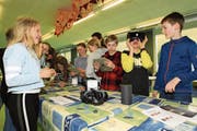Die Schüler der Elementa in Neuheim wissen mit den neuesten technologischen Errungenschaften umzugehen. (Bild: Charly Keiser, 12. März 2019)